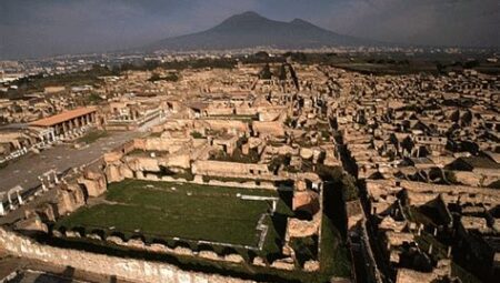 Pompeii Antik Kenti: Vesuv Yanardağının Patlaması ve Roma Dönemi Yaşamının Donmuş Anısı